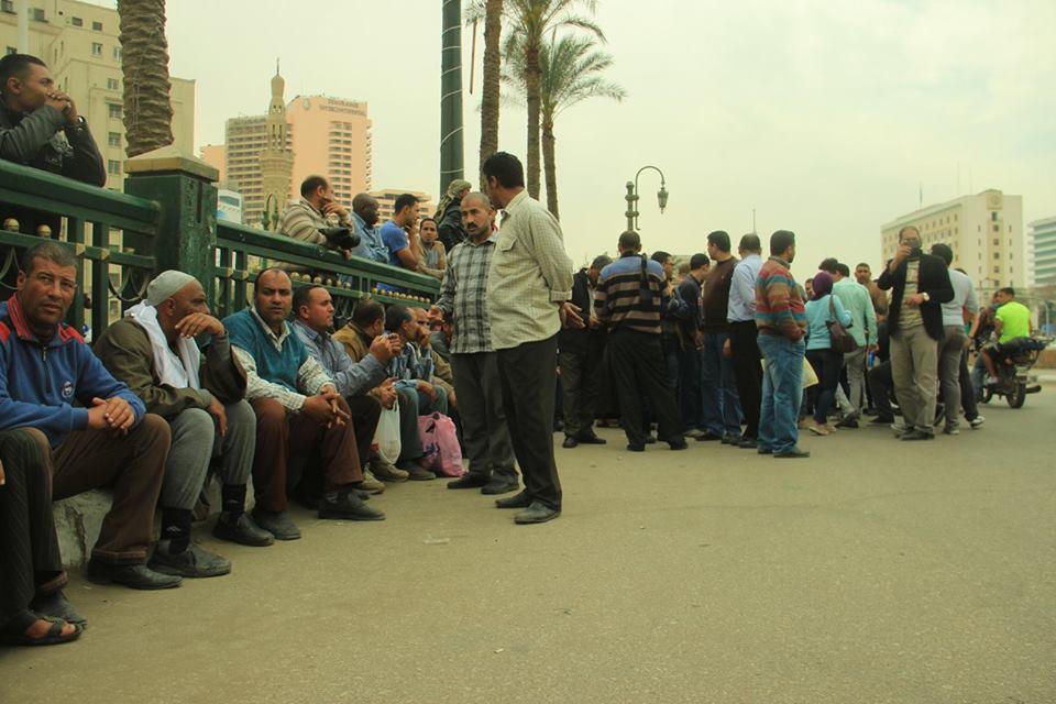 بالصور.. وقفة للعاملين بقطاع الزراعة الآلية لعدم صرف رواتبهم