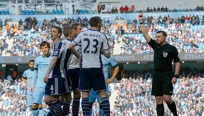 بالفيديو.. فضيحة تحكيمية بطرد لاعب في الدوري الإنجليزي