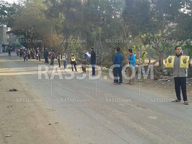 سلسلة بشرية بقريتى نوسا البحر وسنبخت رفضًا للانقلاب العسكري