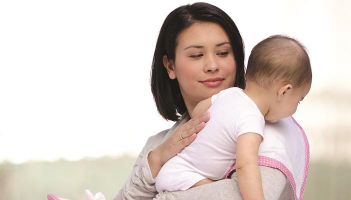 خبراء طب الأطفال يحذرون من دفع الطفل للتجشؤ