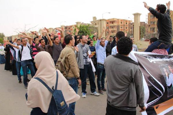 وقفة لطلاب جامعة النهضة ببني سويف تضامنا مع زملائهم