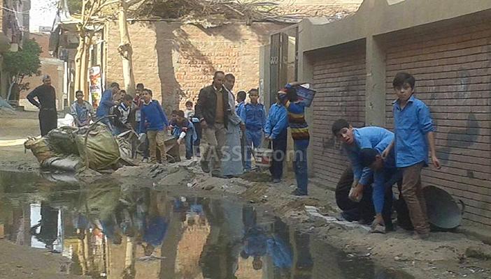 مدرسة ابتدائية بالقليوبية تجبر تلاميذها علي إصلاح الصرف