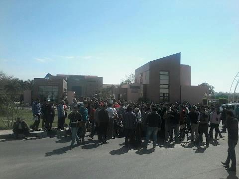 متظاهري الانتاج الاعلامي يغلقون بوابة 2