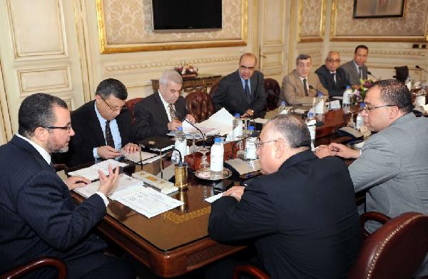 قنديل يبحث اجراءات تحفيز الاقتصاد واعادة المشروعات المتوقفة