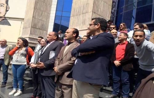 وقفة علي سلالم الصحفيين احتجاجا على حكم بسجن قلاش ورفاقه