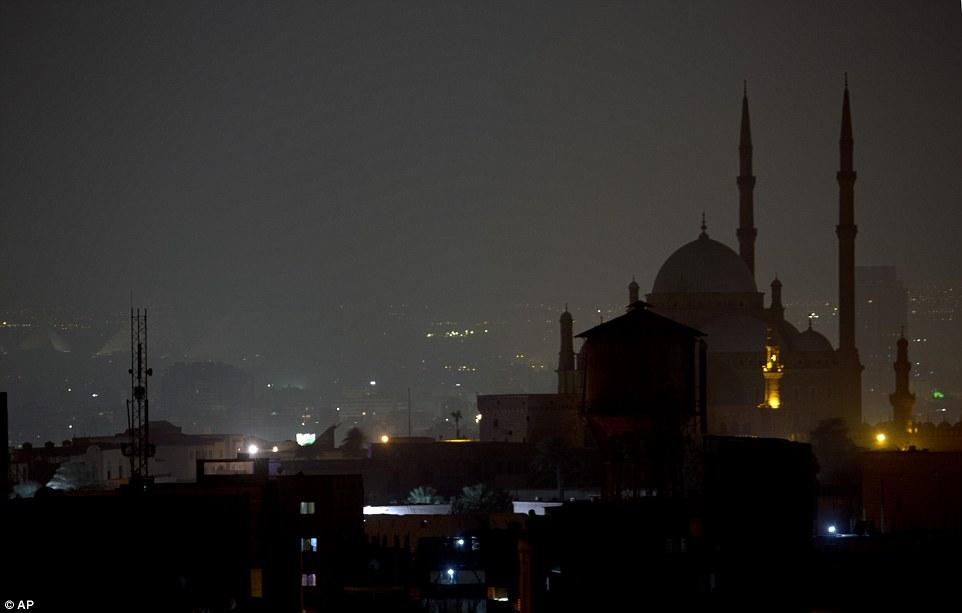 مصر تطفئ أنوار الأماكن السياحية والأثرية في ساعة الأرض