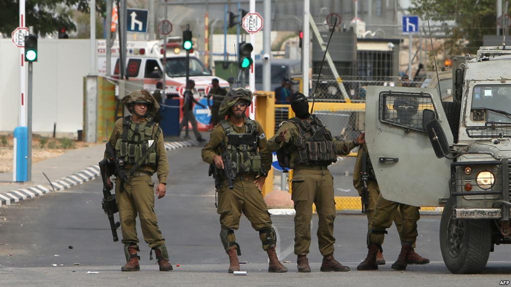 بالفيديو.. جندي “إسرائيلي” يفجر رأس فلسطيني جريح