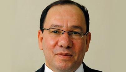 وائل قنديل: من زرع الانقلاب بمصر يكرره في اليمن