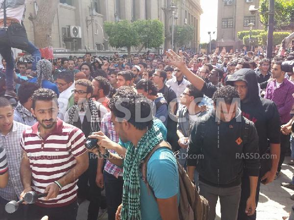 تظاهرات حاشدة بجامعة القاهرة رفضا لأحكام القضاء