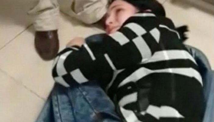 بالفيديو.. فتاة يضعها حبيبها في حقيبة سفر بهدف تهريبها