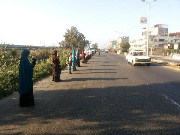 سلسلة بشرية فى كفر سعد بدمياط رفضا للانقلاب العسكري