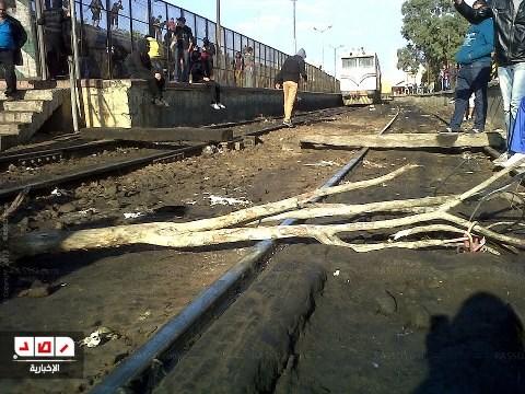 ألتراس المصري يقطع خط السكة الحديد