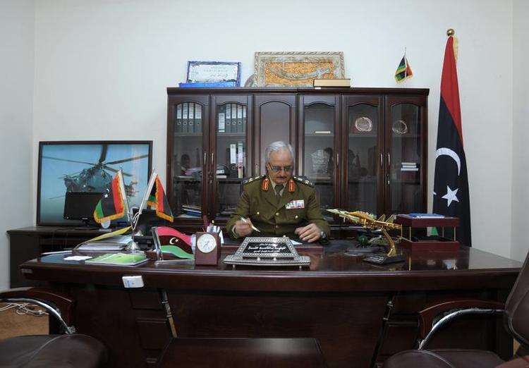 بعد نشرها قوات بقاعدة جوية مصرية.. هل وجدت روسيا قذافي جديد في ليبيا؟