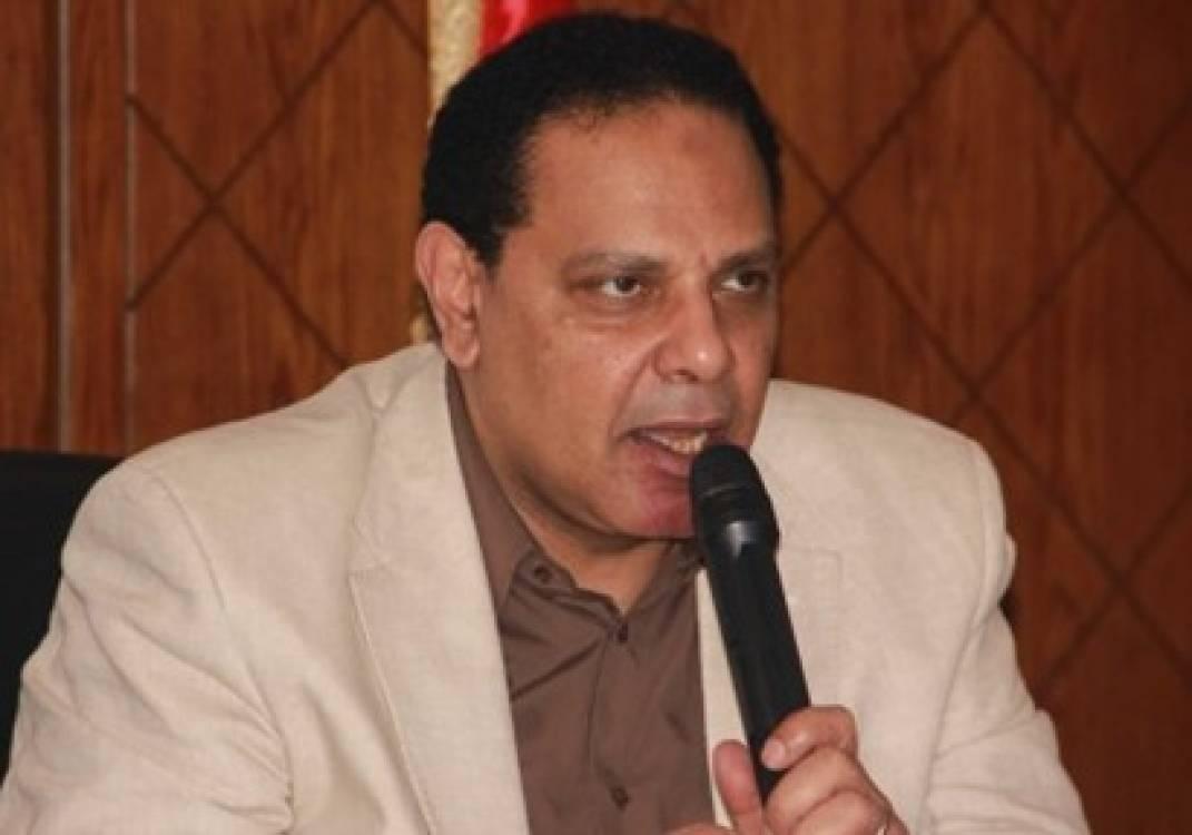 الأسواني: عزمي يتصالح مع الدولة وينعم بحريته والثوار يعاقبون بالسجن