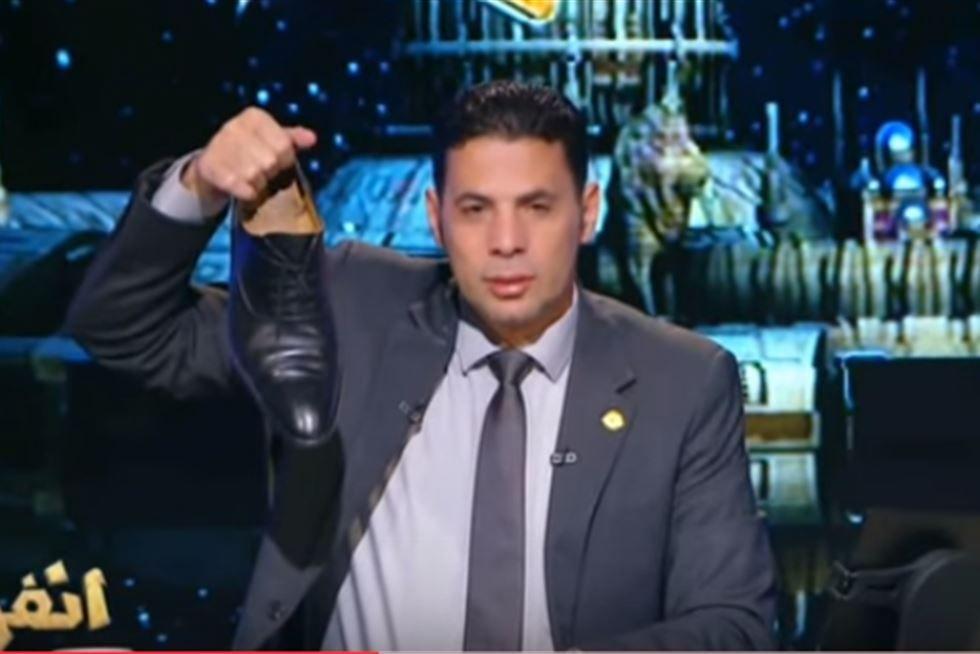 بالفيديو.. “حساسين” يرفع حذاءه ردًا على “ميسي”: لصالح فقراء الأرجنتين