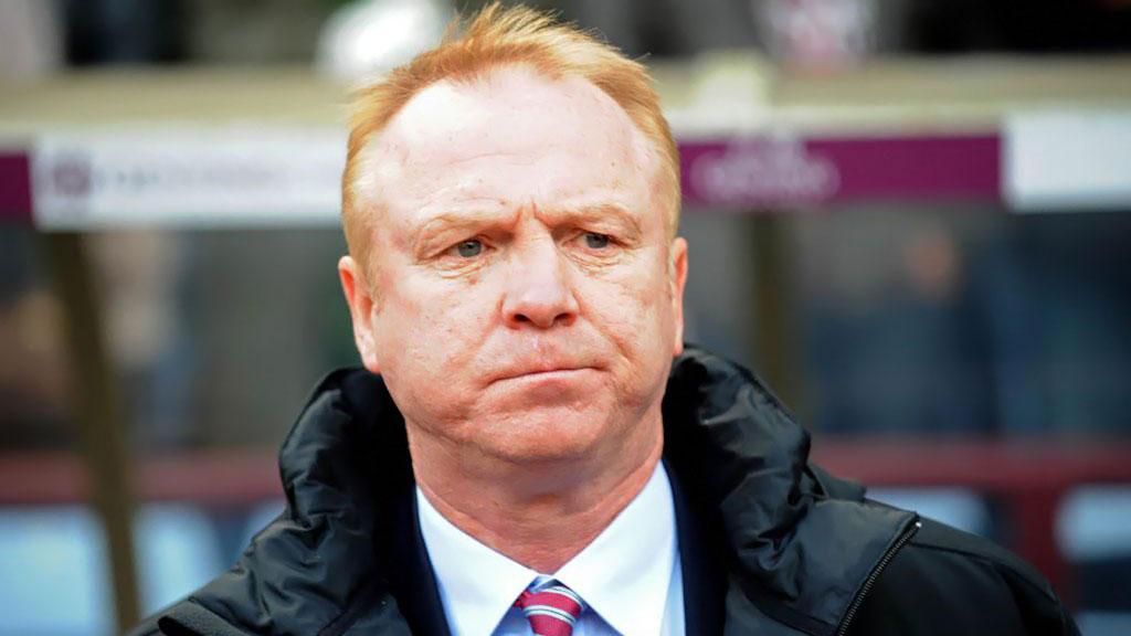 “ماكليش” يعود للقاهرة بعد الاطمئنان على صحة نجله