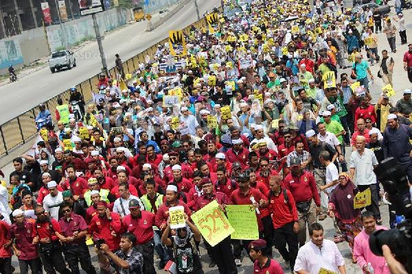 صور..مسيرة حاشدة بكولالمبور رفضًا للانقلاب العسكري في مصر