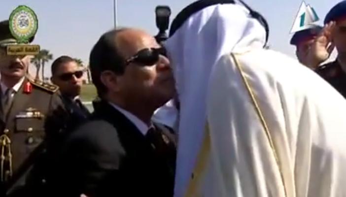 بالفيديو.. أحضان وقبلات في استقبال السيسي لأمير قطر