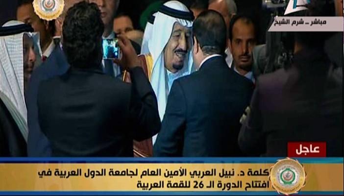 بالفيديو.. السيسي يترك المنصة لوداع سلمان بعد مغادرته القمة فجأة