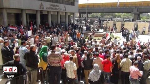 أنصار “عكاشة” يتظاهرون أثناء نظر قضية سبه للمرشد