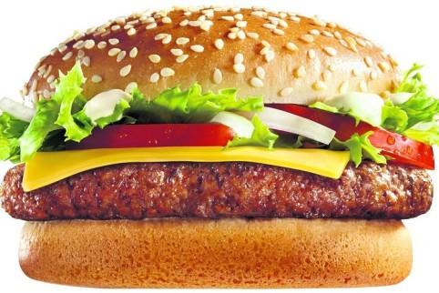 أمريكي يلتهم 15 ساندويتشًا للفوز بـ”ملك الهامبورجر”