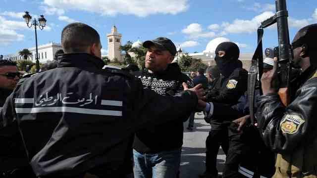 الأمن التونسي يفرق تظاهرة بالغاز المسيل