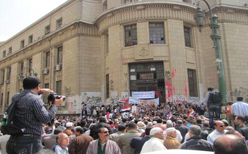 تظاهرة أمام “القضاء العالي” لمطالبه النائب العام بالرحيل