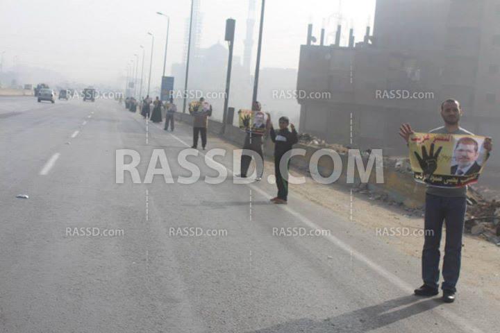 سلسلة بشرية على الطريق الدائري ببهتيم رفضا للانقلاب