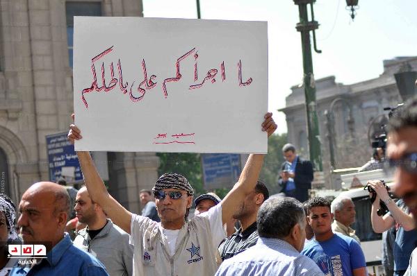 العشرات يتظاهرون أمام ماسبيرو في جمعة ” إحنا مبنتهددتش”