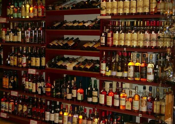 الجارديان: الليبراليين خائفون من التضييق على الخمور بمصر