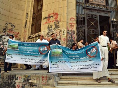 سلفيون يتظاهرون  للمطالبة بحجب المواقع الإباحية