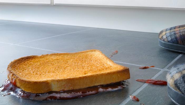 هل التقاط الطعام بعد سقوطه على الأرض بـ5 ثوان صحيح؟