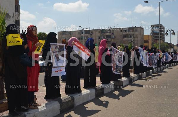 سلسلة بشرية لنساء ضد الانقلاب ببورسعيد للإفراج عن المعتقلين