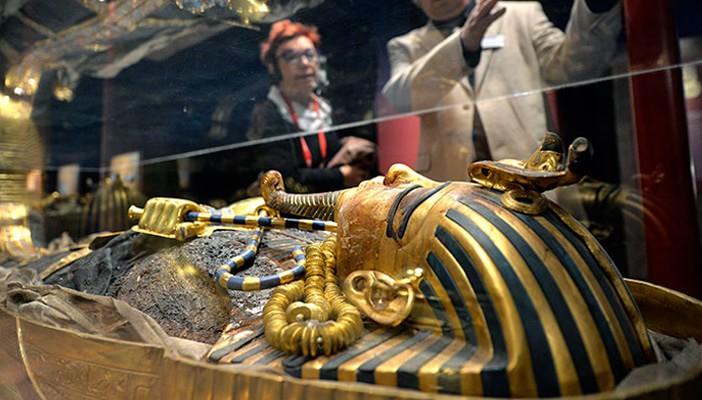 تضرر معروضات بمجموعة توت عنخ آمون أثناء نقلها