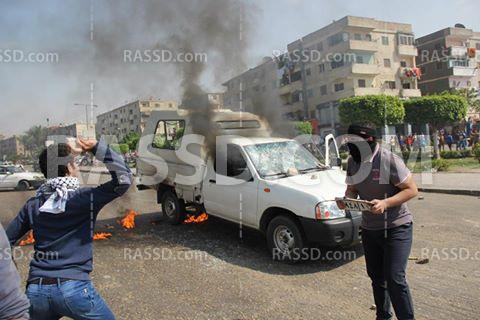 طلاب الأزهر يحرقون بوكس شرطة رداً على مقتل زميلهم