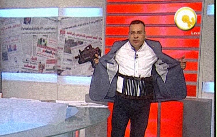 بالفيديو.. القرموطي يظهر  بـ”حزام ناسف” على الهواء