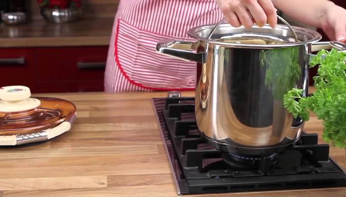 وداعًا للحيرة.. قبل الاختيار تعرَّفي على أضرار ومزايا جميع أواني الطهي