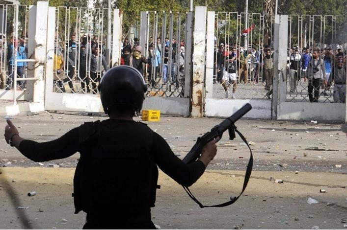 داخلية الانقلاب تقتحم الأزهر وتعتدي على الطلاب بالغاز