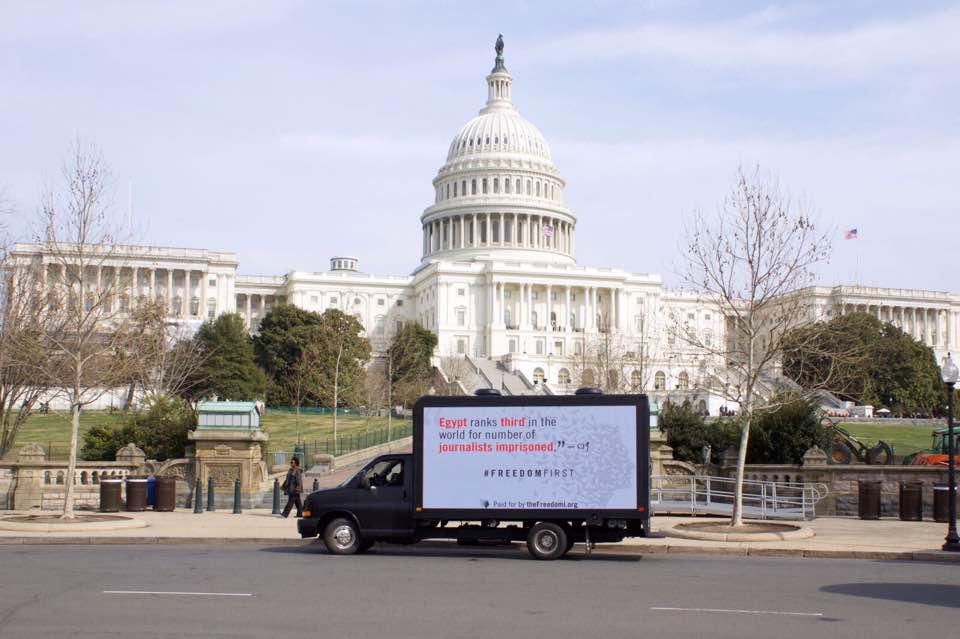 إطلاق سيارة تجوب شوارع واشنطن عليها عبارات مناهضة لزيارة السيسي