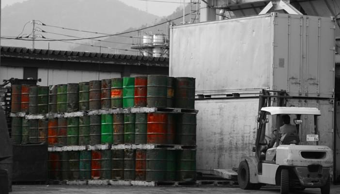 النفط يعاود التراجع بعد مكاسب “عاصفة الحزم”