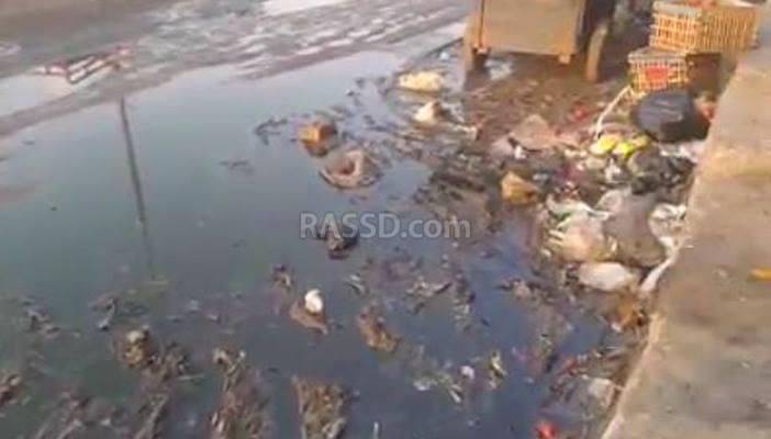 بالصور.. “سوق الجمعة” بالإسماعيلية يغرق بمياه الصرف