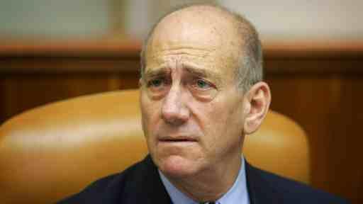 إدانة رئيس وزراء إسرائيل الأسبق في قضية رشوة