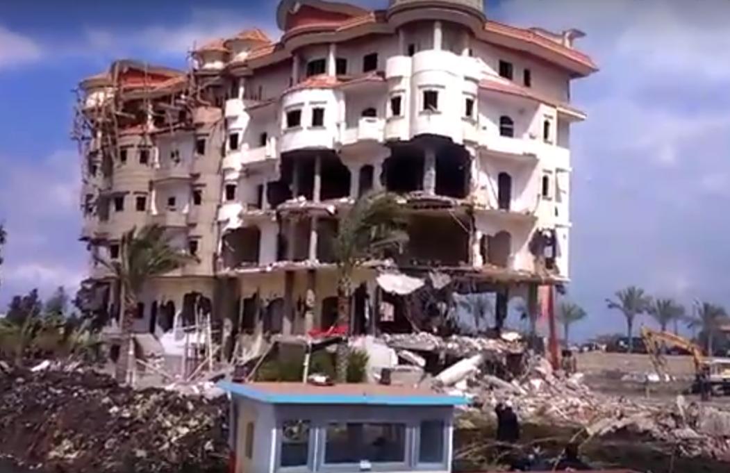 بالفيديو.. شاهد لحظة إزالة  مبنى تكلف 8 ملايين جنيه بالمنصورة