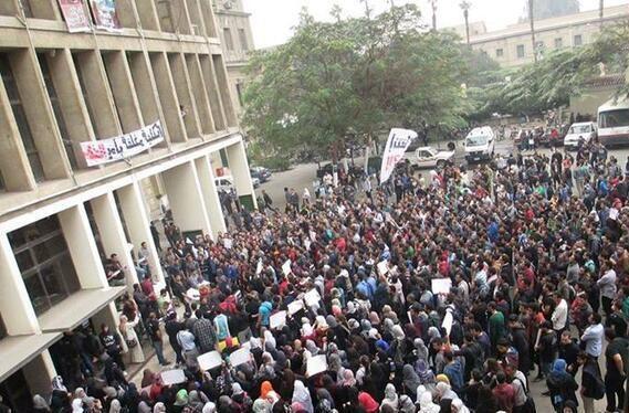 مسيرة لطلاب عين شمس إلى وزارة الدفاع بعنوان “على العهد يا أزهر”