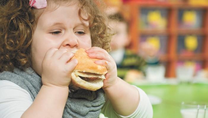 4 عادات خاطئة تسبب انتشار البدانة بين الأطفال