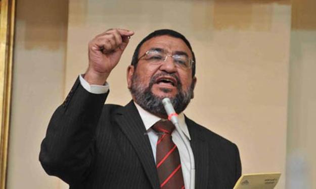 نجل اكرم الشاعر: والدي بخير ولم يتوفى