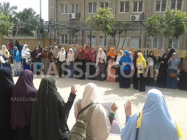 وقفة لطالبات الأزهر بتفهنا الأشراف رفضا لعودة الحرس الجامعي