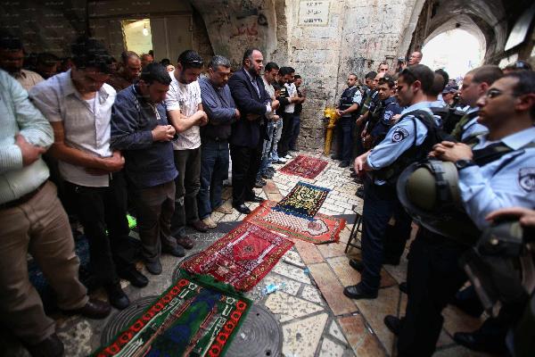 روسيا تدعو للتسوية وإسرائيل تمنع المصلين من الأقصى