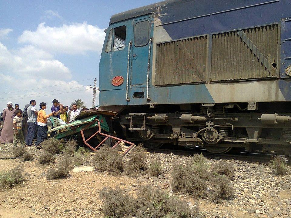 “السكك الحديدية”: مقتل وإصابة 6 اشخاص نتيجة اصدام سيارة بقطار في قنا