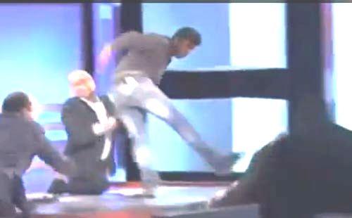 بالفيديو.. شاب يضرب أمه على الهواء بـ”لبنان”